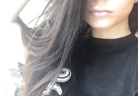 شخص ساده و معصوم بلوند با انگشتان سکسهای جوردی ال طبیعی Vika P انگشت خود را می کشد